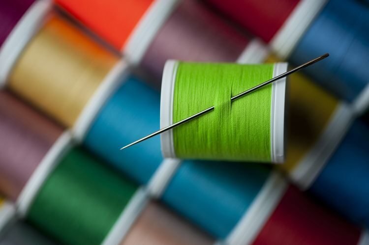 Jarum dan Benang untuk Teknik Jahit Hem dan Topstitching